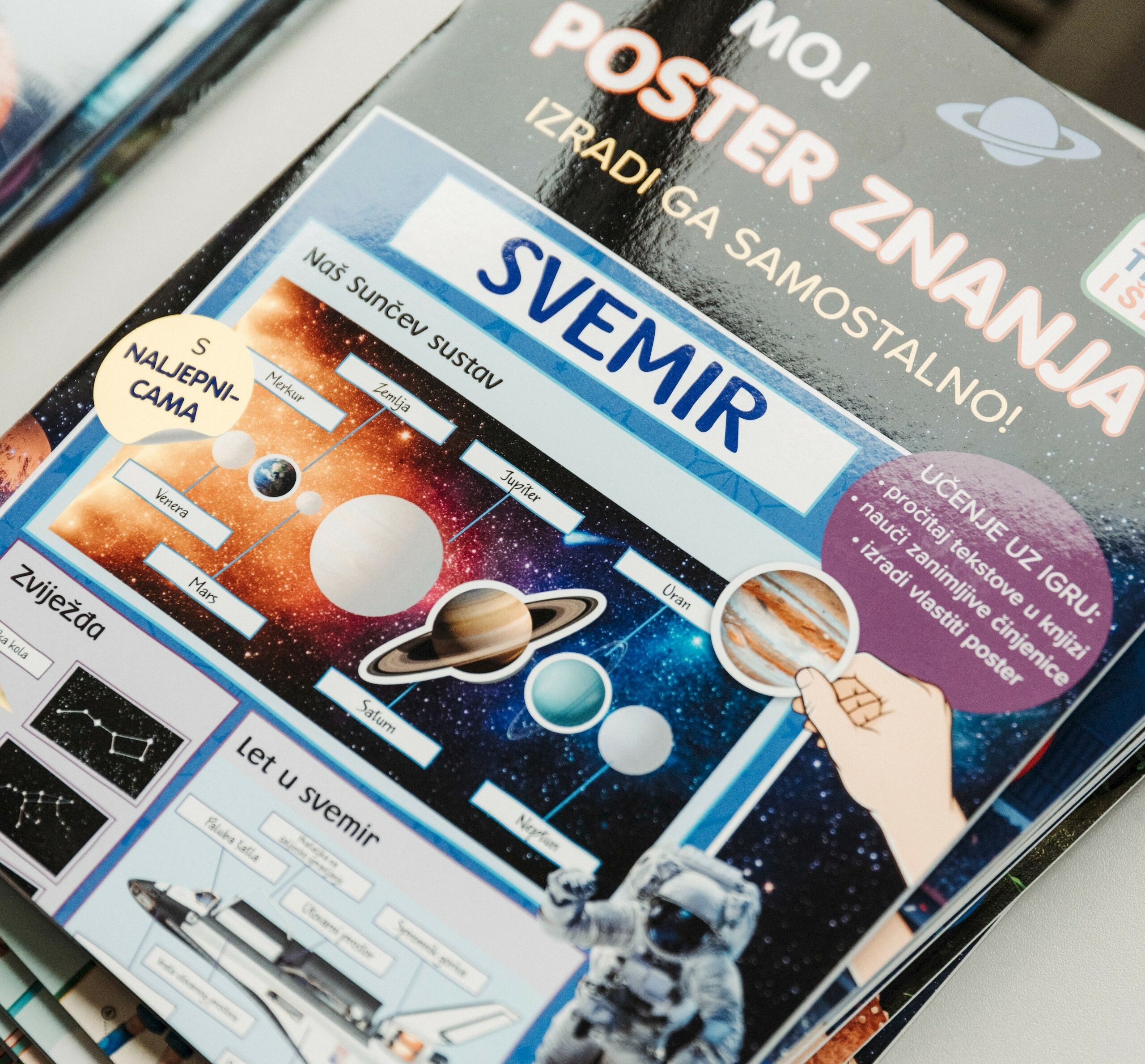 Cover eines Stickerbuchs in serbischer Sprache