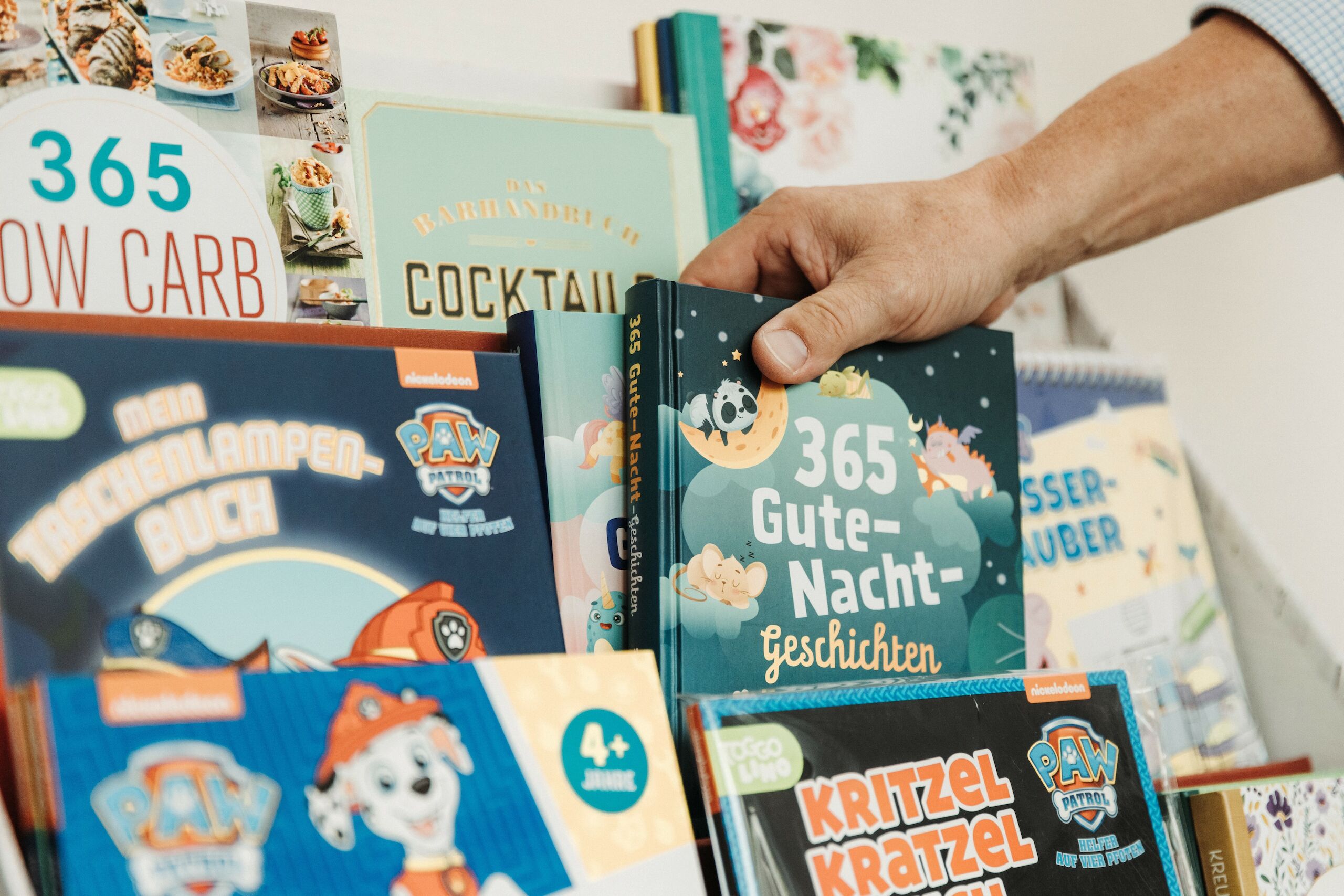 Ein Verkaufsdisplay mit Kinderbüchern wird zusammengestellt