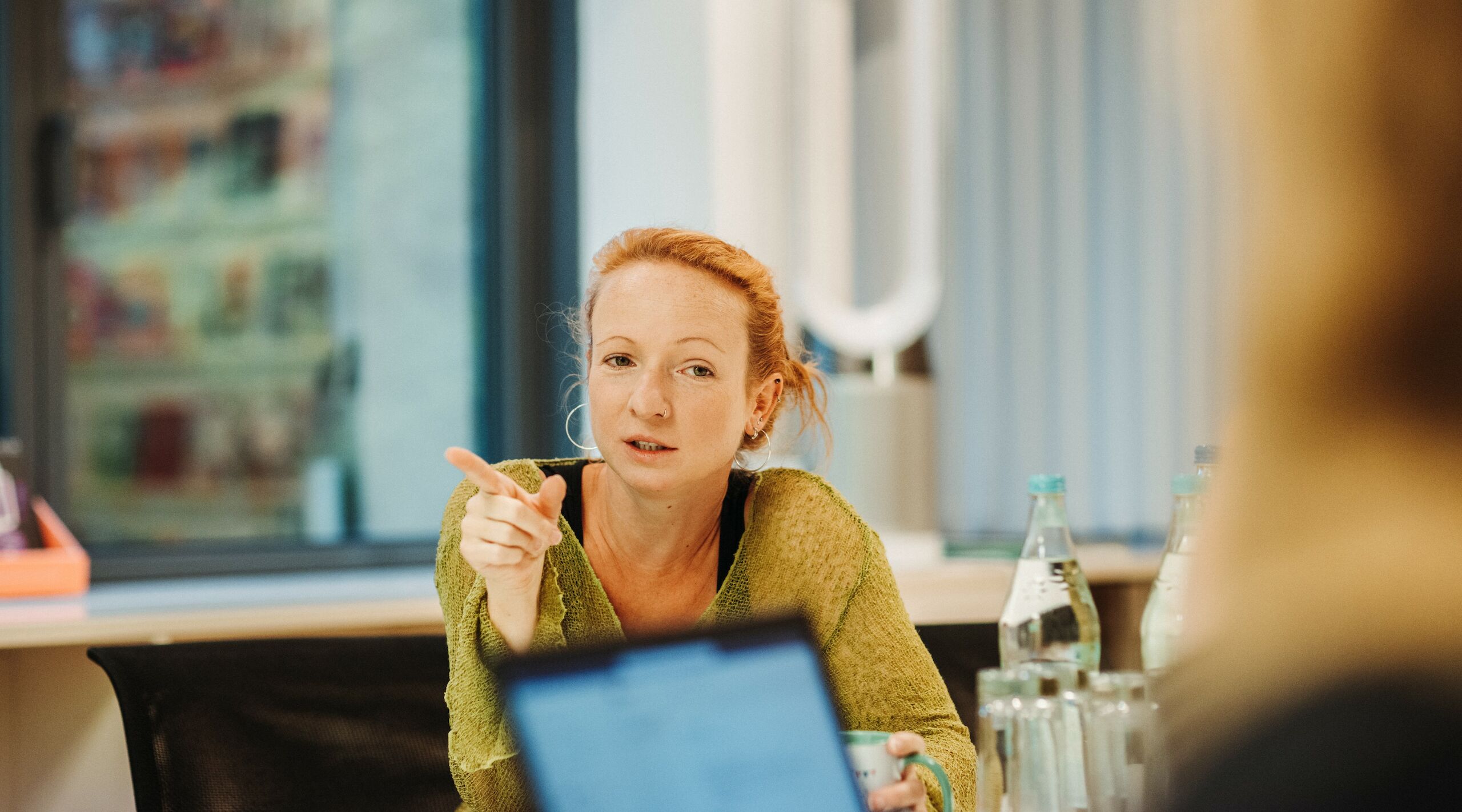 Eine Mitarbeiterin sitzt in einem Meeting
