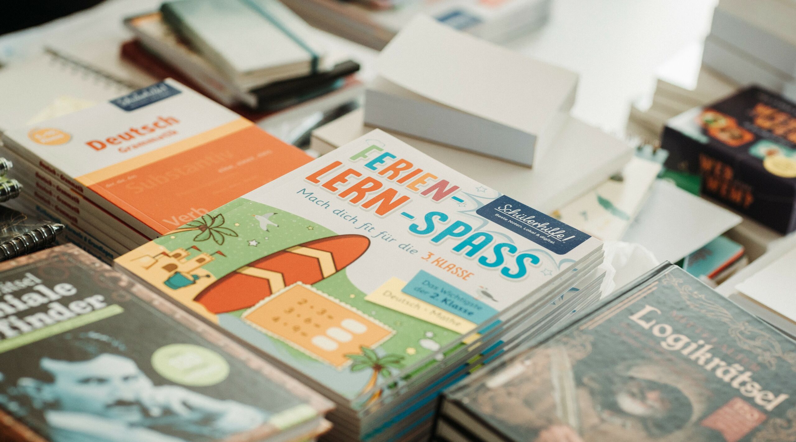 Verschiedene Buchstapel auf einem Schreibtisch