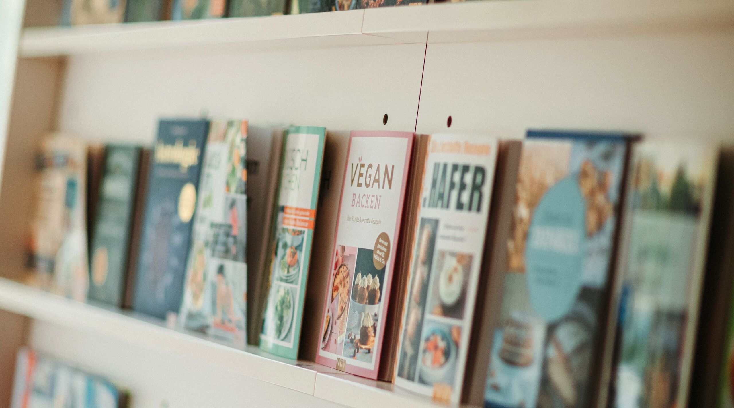 Ein Regal mit verschiedenen Büchern