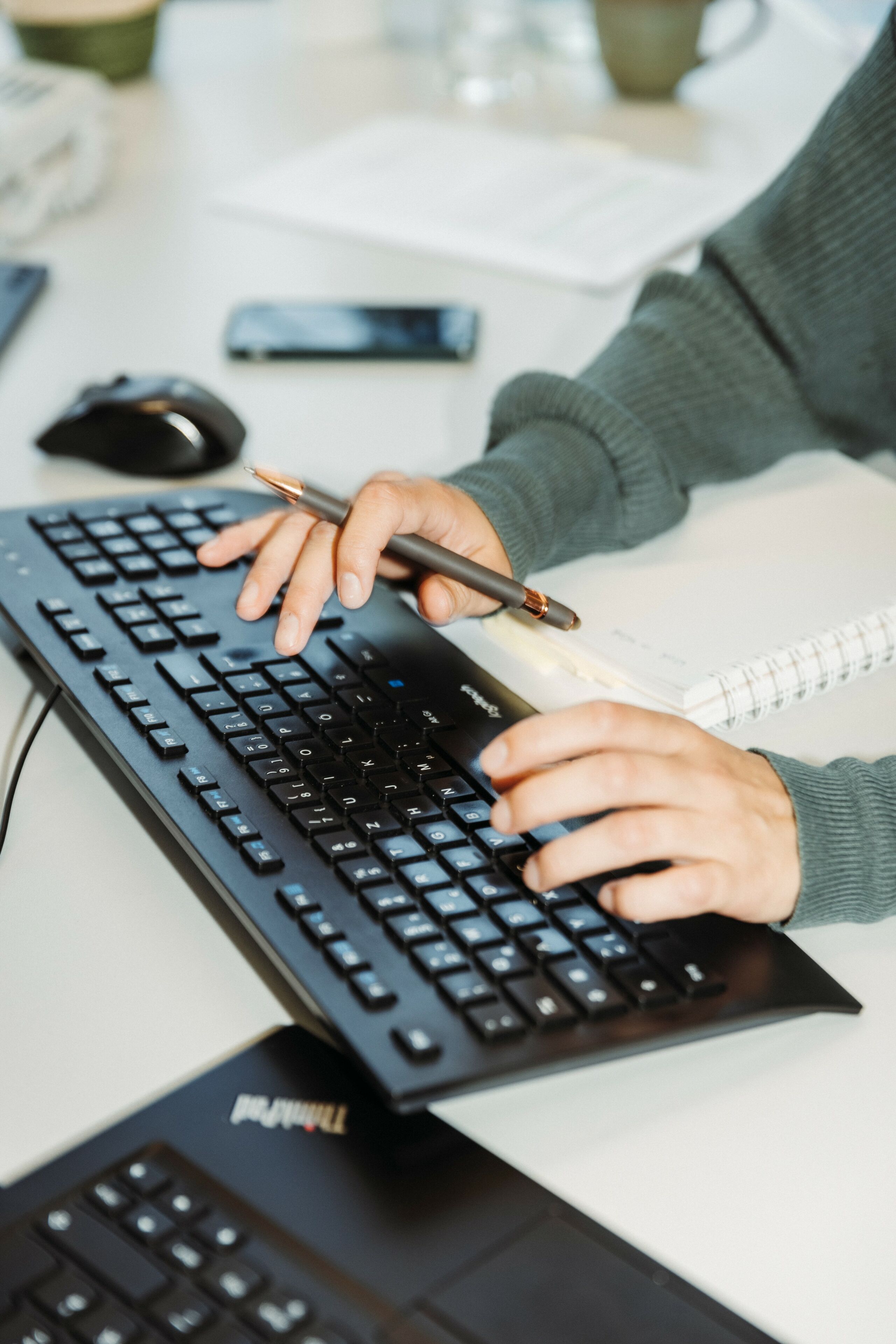 jemand tippt auf einer Computertastatur